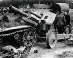 Немецкие солдаты осматривают трофейную советскую технику: тягач Т-26Т (с бронированным верхом) и 122-мм гаубицу М-30. Лето 1941 года, место съемки неизвестно