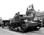 Т-26Т (с бронированным верхом) проходят по Красной площади во время парада. Москва, 1 мая 1937 года. Тягачи буксируют 76-мм пушки Ф-22