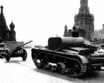 Т-26Т (с бронированным верхом) проходят по Красной площади во время парада. Москва, 1 мая 1937 года. Тягачи буксируют 76-мм пушки Ф-22